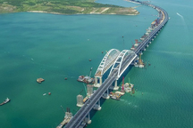 Nga tuyên bố sẽ không cho phép bất cứ ai phá hủy cầu Crimea