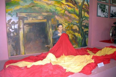 Người mẹ vá cờ bên Vĩ tuyến 17 