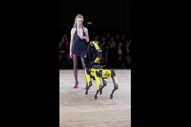 Robot cởi đồ cho người mẫu trên sàn catwalk