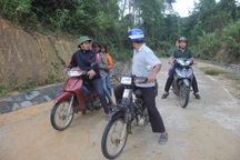 Vượt núi, đến từng nhà vận động học sinh đầu năm học mới