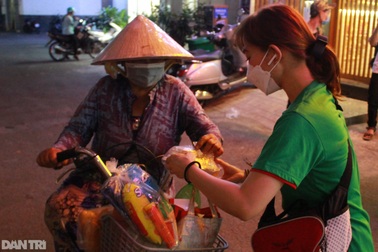 Mang "hơi ấm" tới người vô gia cư trong đêm Giáng sinh