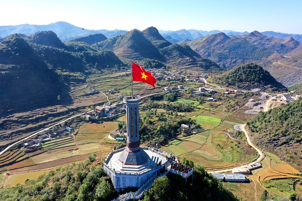 Tự hào lá cờ Việt Nam trên hành trình chinh phục miền biên ải - 1 Tự hào lá cờ Việt Nam trên hành trình chinh phục miền biên ải - 1
