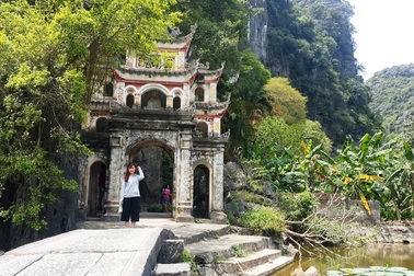 Ngôi chùa cổ nổi tiếng ở cố đô Hoa Lư bị vẽ bẩn khắp nơi