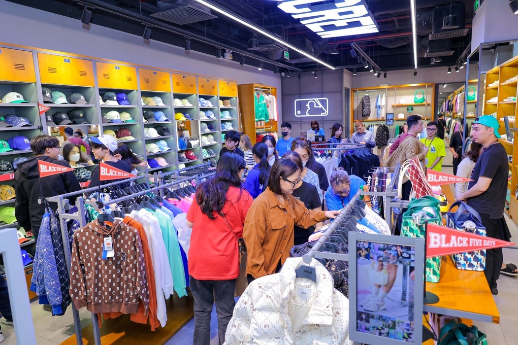 Tấp nập săn Quà sale siêu hạng tại Vincom Black Friday 2023 - 6 Tấp nập săn Quà sale siêu hạng tại Vincom Black Friday 2023 - 6