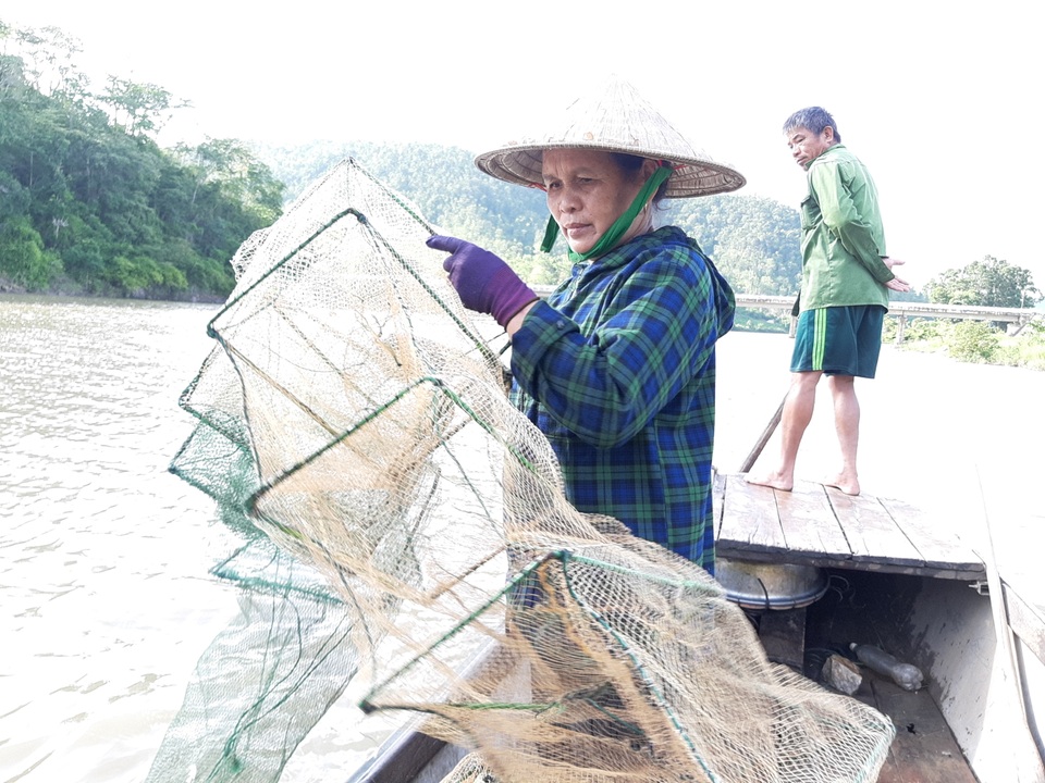 Cận cảnh cuộc sống mưu sinh trên sông Pơ Kơ - 1 Cận cảnh cuộc sống mưu sinh trên sông Pơ Kơ - 1