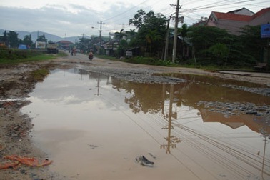 Con đường khởi công hoành tráng rồi… để đó 