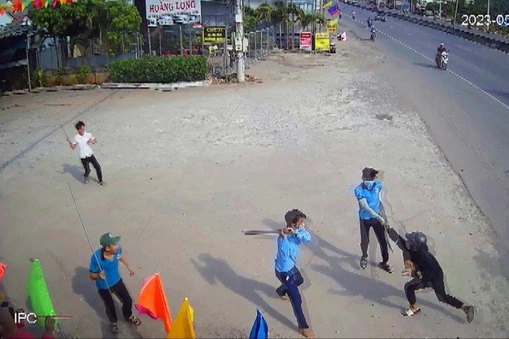 Bắt giữ thanh niên vác mã tấu chém nhân viên trạm dừng chân - 1 Bắt giữ thanh niên vác mã tấu chém nhân viên trạm dừng chân - 1