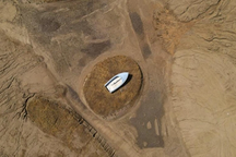 Hạn hán nghiêm trọng, sông, hồ trơ đáy trên khắp thế giới