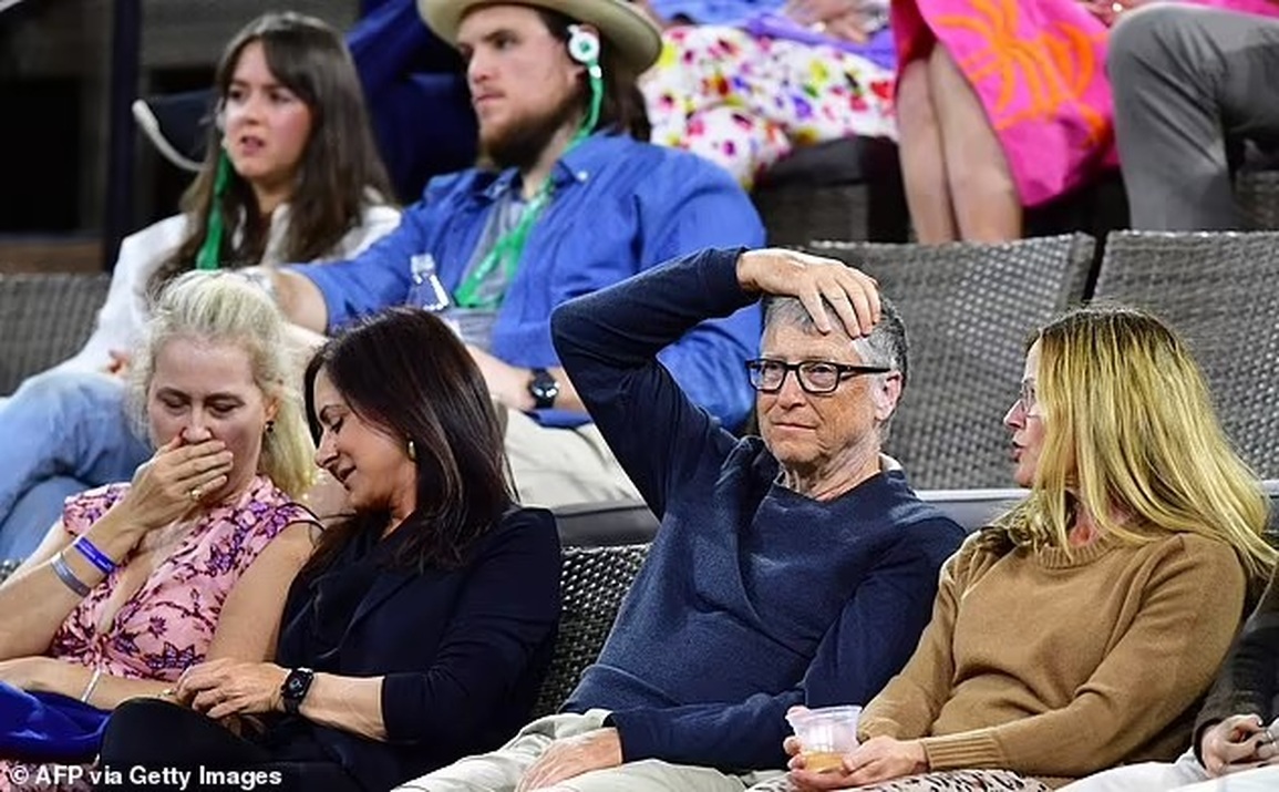 Bất ngờ với biểu cảm của tỷ phú Bill Gates khi đi với nhóm bạn nữ - 4 Bất ngờ với biểu cảm của tỷ phú Bill Gates khi đi với nhóm bạn nữ - 4