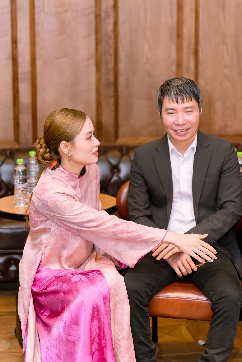 Hoàng Thuỳ Linh xúc động khi đến thăm NSND Công Lý - 2 Hoàng Thuỳ Linh xúc động khi đến thăm NSND Công Lý - 2
