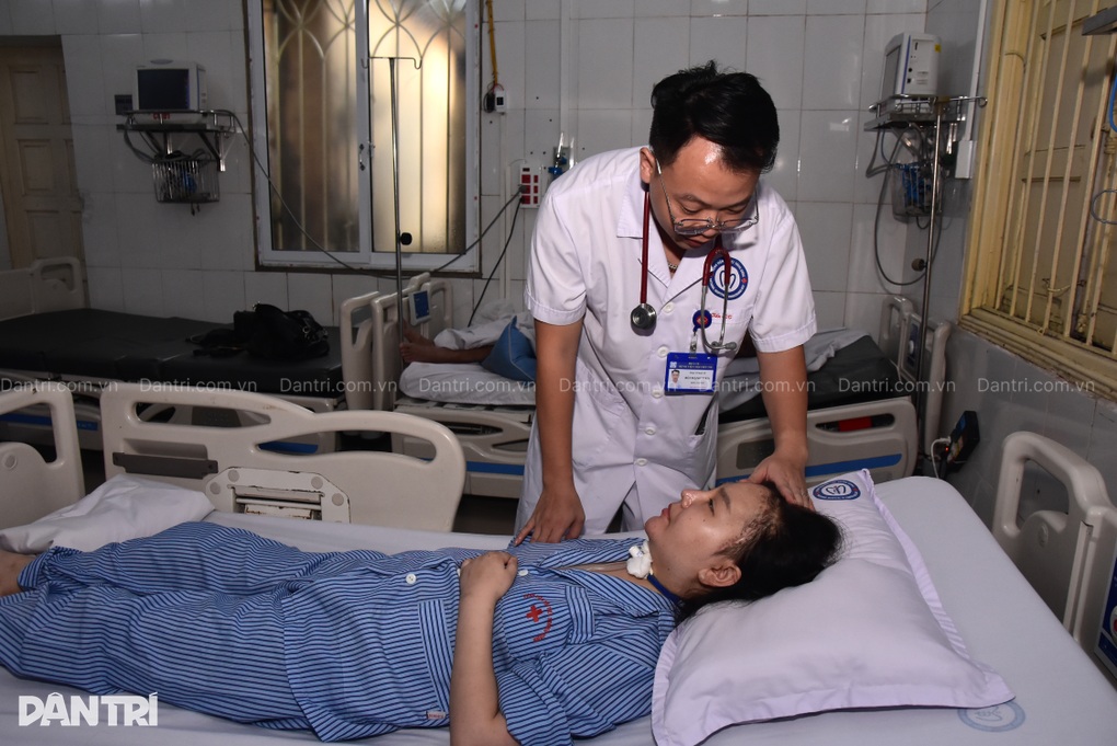 Mẹ nghèo kiệt quệ, khóc lặng bên con gái 3 lần mổ não - 4 Mẹ nghèo kiệt quệ, khóc lặng bên con gái 3 lần mổ não - 4