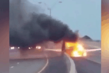 Máy bay Mỹ bốc cháy ngùn ngụt trên đường cao tốc