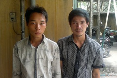 Kẻ cướp khống chế trẻ, dùng kìm cắt dây chuyền