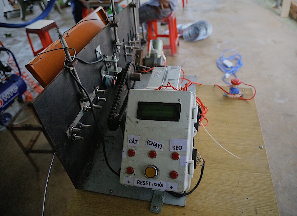Kỹ sư 9x chế máy sản xuất bẫy ruồi, tạo việc làm cho nhiều người - 4 Kỹ sư 9x chế máy sản xuất bẫy ruồi, tạo việc làm cho nhiều người - 4