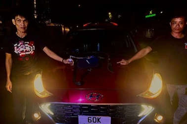 Vừa lái ô tô vừa "đập đá"