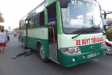 Phụ xe buýt bị xe buýt cán tử vong