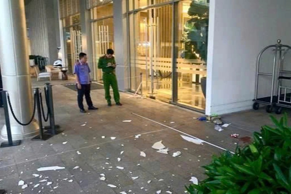 Một người nước ngoài tử vong ở sảnh khách sạn, hai người vội vã rời đi - 1