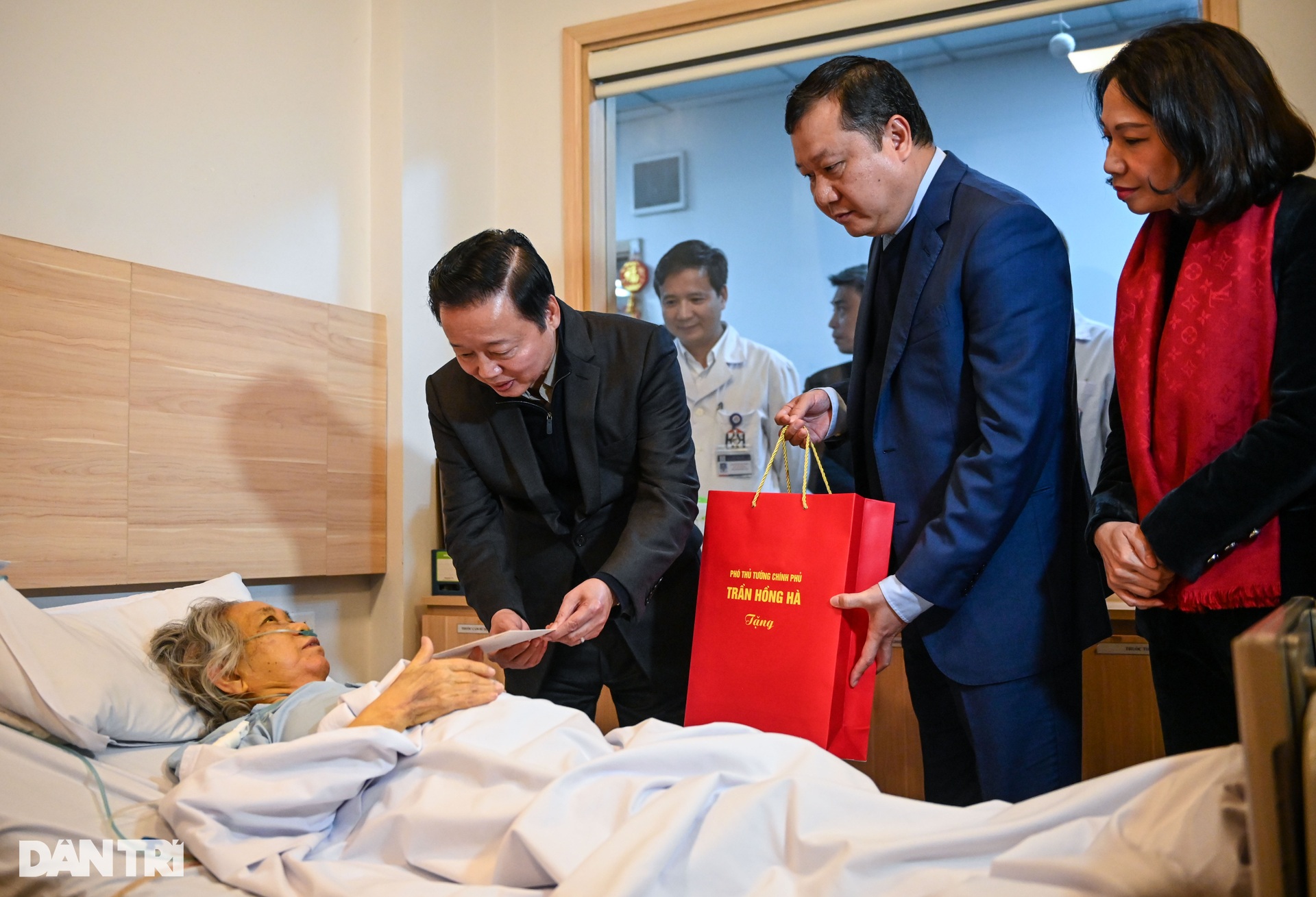 Phó Thủ tướng Trần Hồng Hà chúc Tết người già neo đơn, bệnh nhân ung thư - 6 Phó Thủ tướng Trần Hồng Hà chúc Tết người già neo đơn, bệnh nhân ung thư - 6