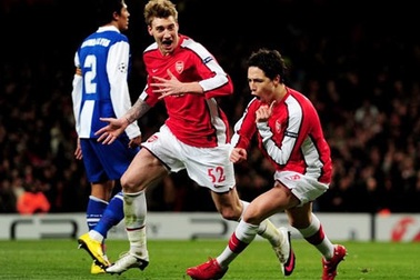 Hủy diệt Porto, Arsenal hiên ngang vào Tứ kết