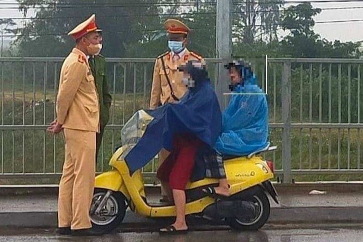 Ngăn người phụ nữ cùng con gái nghi định nhảy cầu tự tử - 2 Ngăn người phụ nữ cùng con gái nghi định nhảy cầu tự tử - 2