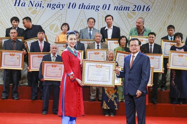 Nghệ sĩ nói gì trước ý tưởng xét tặng danh hiệu NSND, NSƯT dựa trên hồ sơ trực tuyến?