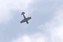 Nhào lộn sai kỹ thuật, máy bay lảo đảo lao xuống sông tại Ba Lan