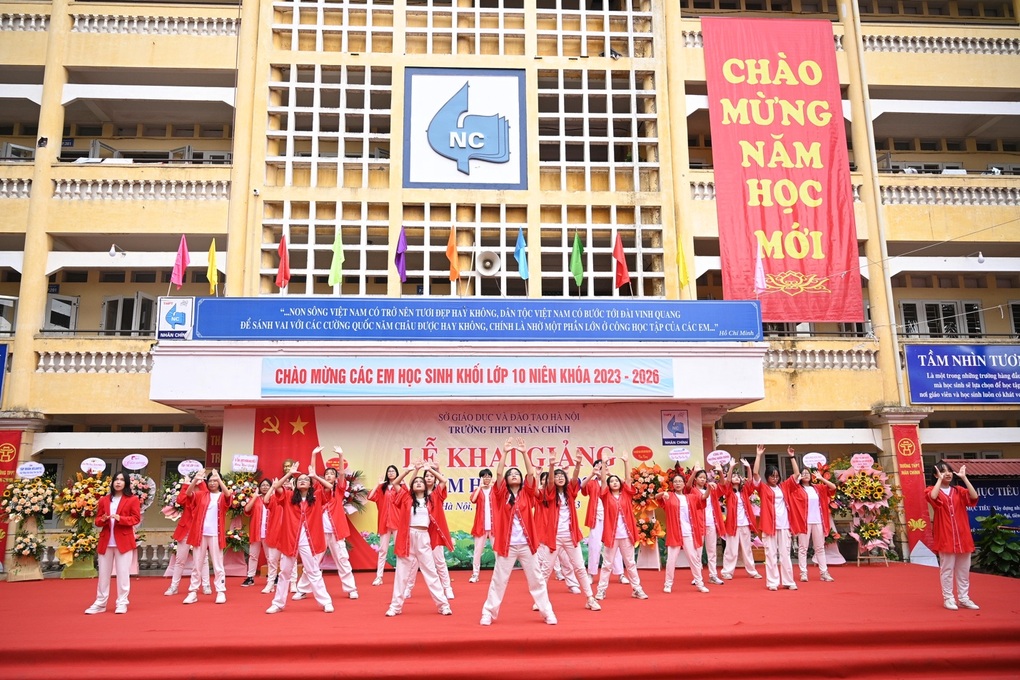 Không khí khai giảng năm học 2023-2024 tại Trường THPT Nhân Chính, Hà Nội - 3 Không khí khai giảng năm học 2023-2024 tại Trường THPT Nhân Chính, Hà Nội - 3