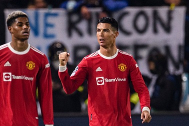 Ronaldo lập cú đúp cứu Man Utd thoát thua trước Atalanta