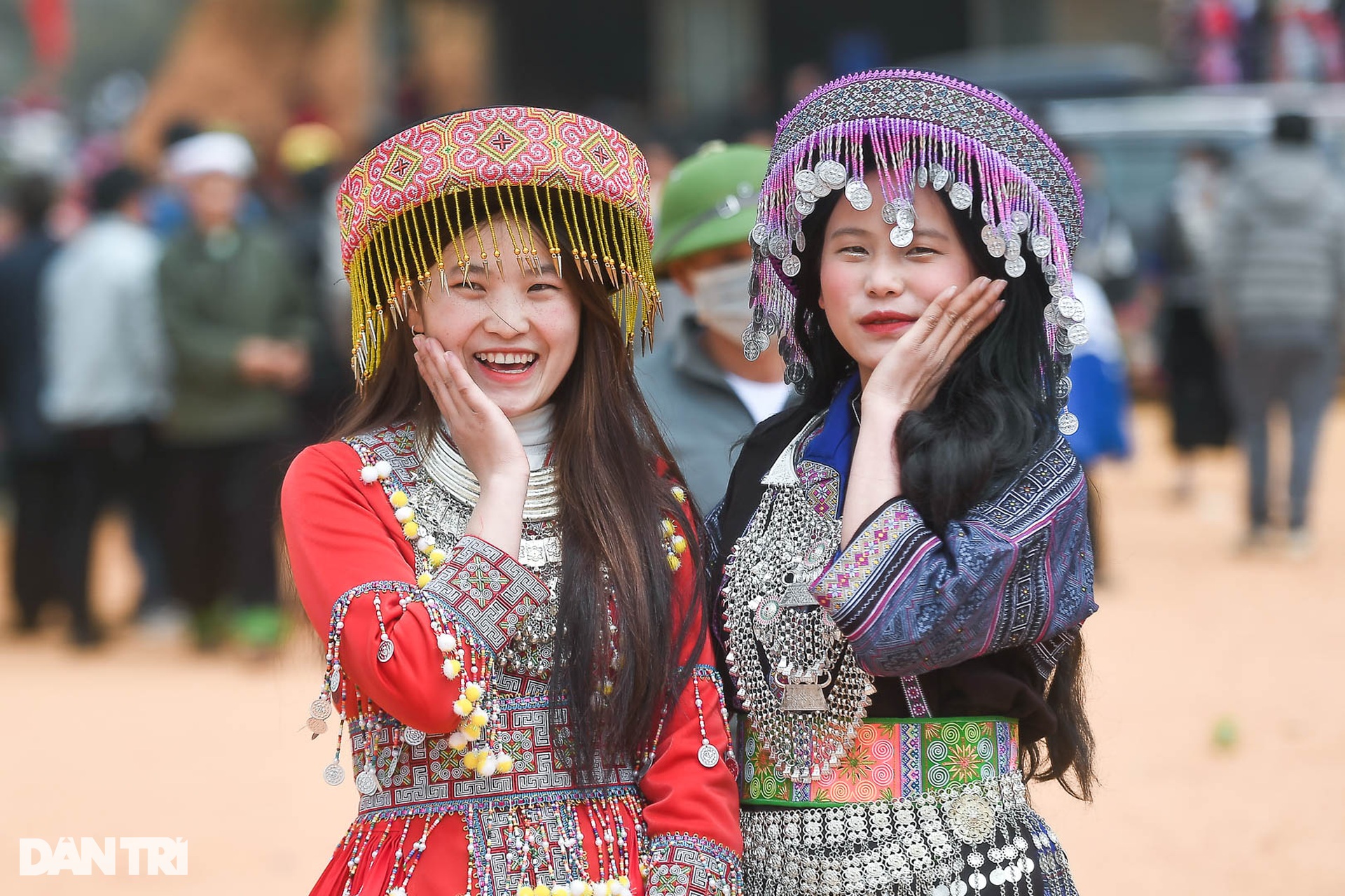 Cảnh hài hước khi chơi trò bịt mắt bắt lợn ở Sơn La - 8 Cảnh hài hước khi chơi trò bịt mắt bắt lợn ở Sơn La - 8