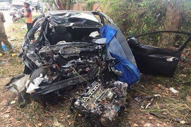 Ô tô con tông xe tải, 5 người thương vong