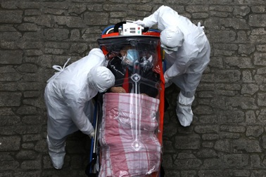 Bệnh viện "vỡ trận", Hàn Quốc đảo ngược kế hoạch sống chung với Covid-19