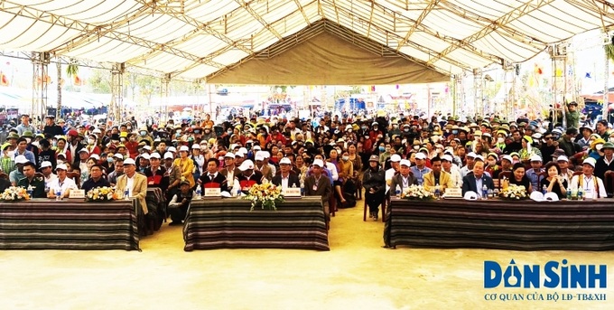Lãnh đạo cùng người dân tại lễ khai mạc lễ hội 