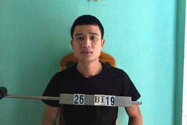 Xin tội cho bạn không được, nam thanh niên lao vào đánh cả công an