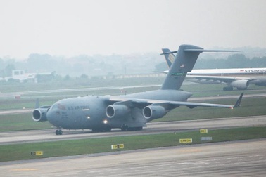 “Siêu máy bay” C-17  rời Nội Bài sau khi hạ tải “quái thú” của Tổng thống Trump