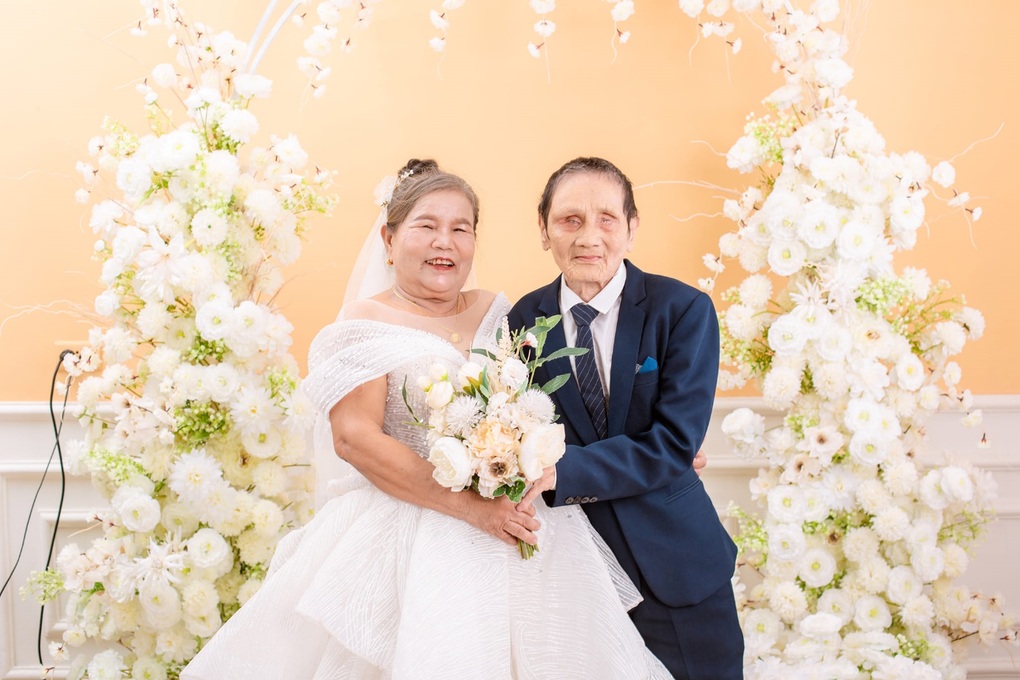 Tiết lộ bất ngờ sau bộ ảnh cưới chồng mù, vợ mồ côi U80 ở Nghệ An - 2 Tiết lộ bất ngờ sau bộ ảnh cưới chồng mù, vợ mồ côi U80 ở Nghệ An - 2