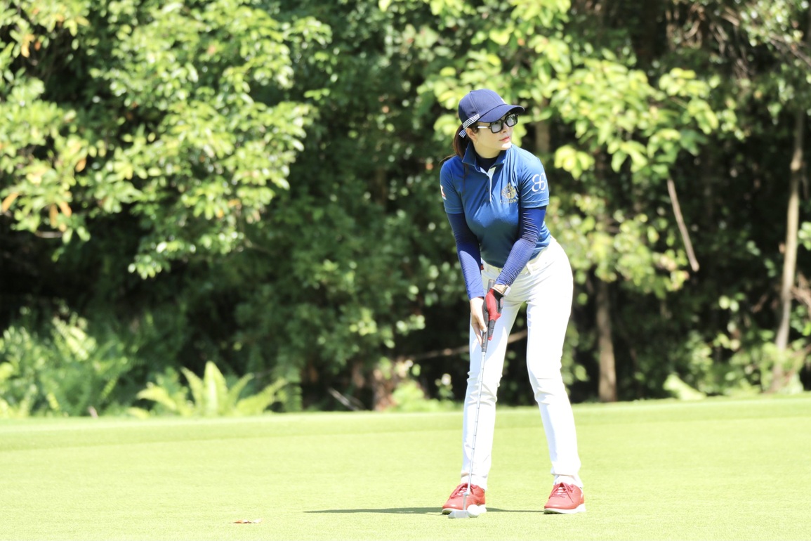 Á hậu Huyền My, người đẹp Thanh Tú đọ dáng xinh đẹp trên sân golf - 10 Á hậu Huyền My, người đẹp Thanh Tú đọ dáng xinh đẹp trên sân golf - 10