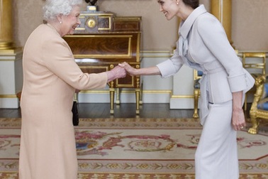 Angelina Jolie được Nữ hoàng Anh vinh danh