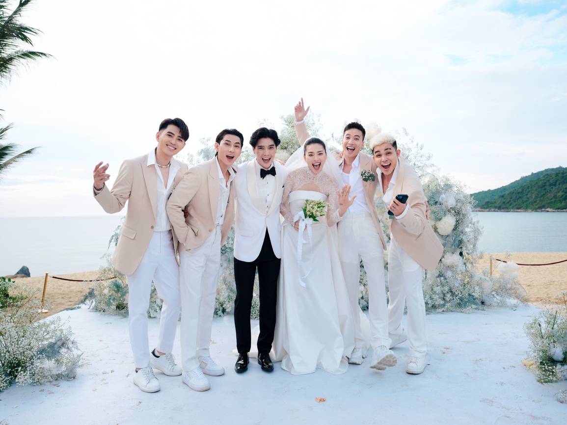 Lộ diện người giành được hoa cưới của Ngô Thanh Vân trong hôn lễ - 2 Lộ diện người giành được hoa cưới của Ngô Thanh Vân trong hôn lễ - 2