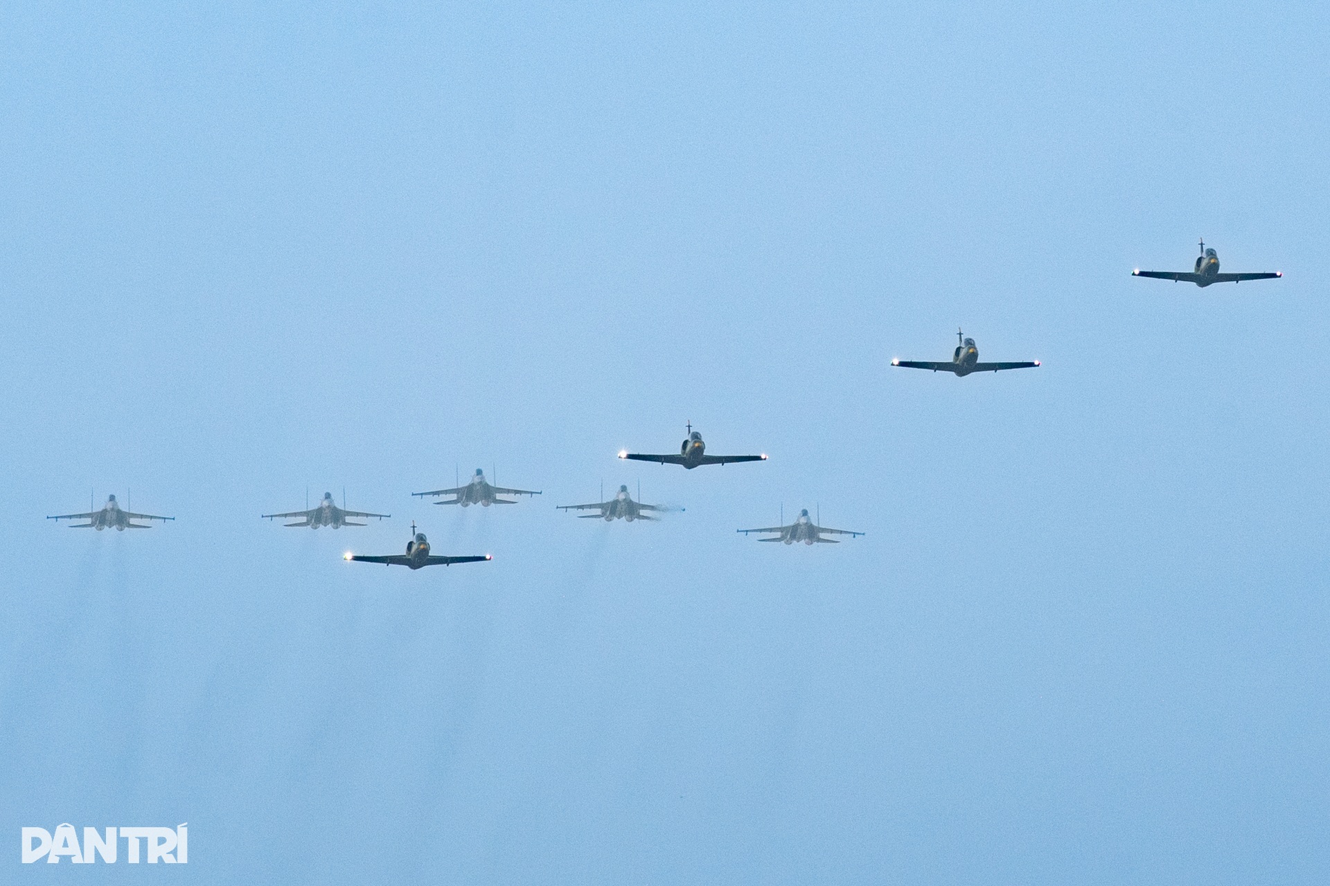 Khoảnh khắc SU-30MK2 xé gió, khí tụ kín lưng cánh như khoác mây trắng - 18 Khoảnh khắc SU-30MK2 xé gió, khí tụ kín lưng cánh như khoác mây trắng - 18