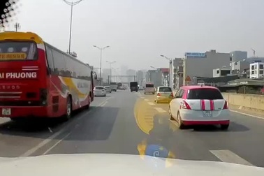 Lao lên đường cấm, xe máy suýt lao đầu vào ôtô