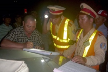 Lái xe cẩu "khủng" chạy ngược chiều còn ép ôtô cảnh sát