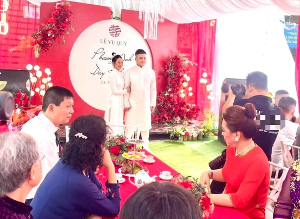 Ca sĩ Vũ Duy Khánh cưới vợ trẻ kém 10 tuổi - 1 Ca sĩ Vũ Duy Khánh cưới vợ trẻ kém 10 tuổi - 1