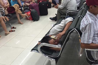 Hình ảnh "phát ngượng" của người đàn ông ở sân bay Nội Bài