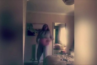 Sắp đẻ, gái trẻ "quẩy" tưng bừng mong con sớm ra đời