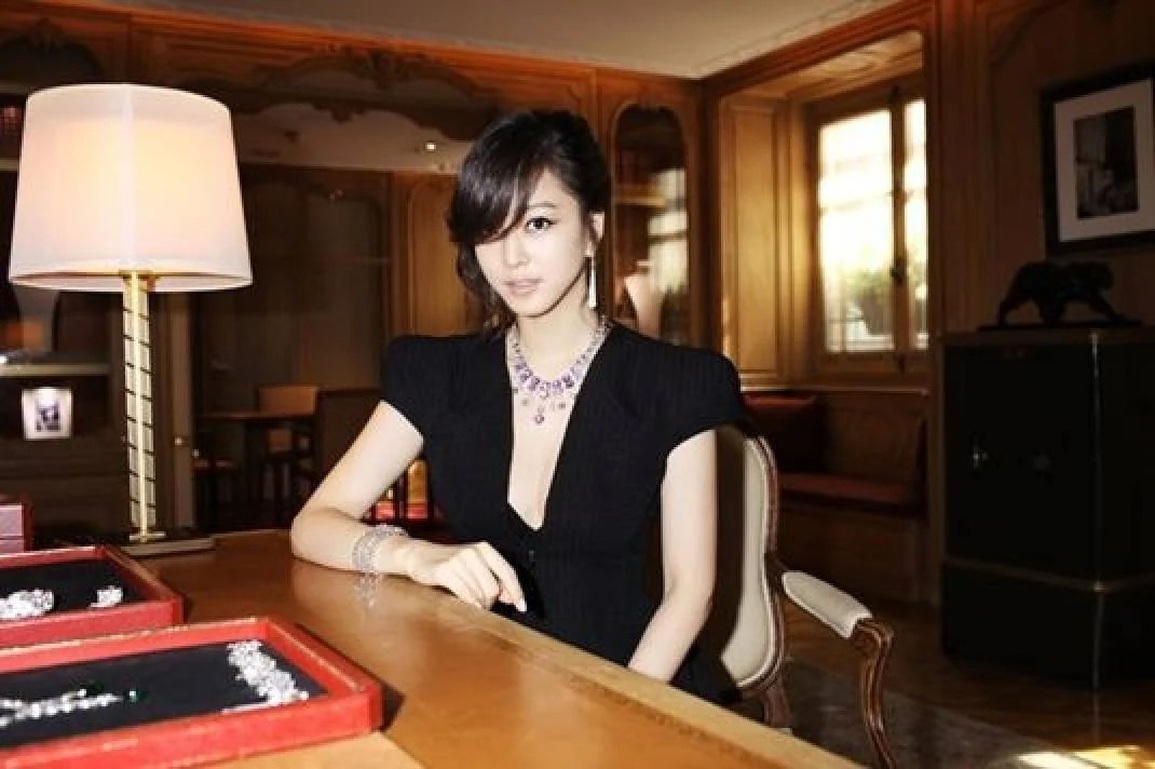Những lần sao Hàn đeo trang sức đắt giá ngang... một căn chung cư cao cấp - 1 Những lần sao Hàn đeo trang sức đắt giá ngang... một căn chung cư cao cấp - 1