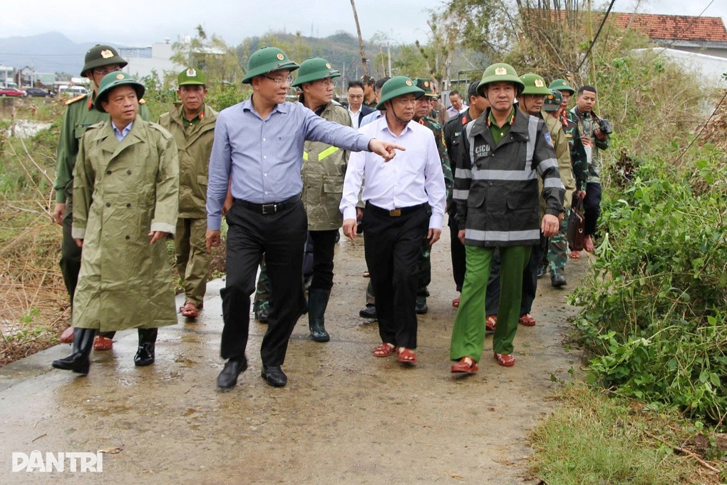 Bốn ngày chạy lũ trở về, người bảo vệ rơi nước mắt trước cảnh nhà đổ nát - 3