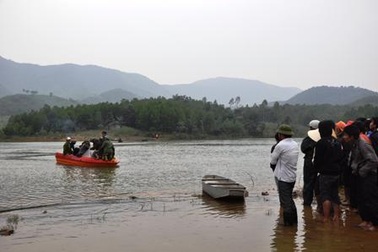 Lật thuyền, hai vợ chồng chết đuối thương tâm 