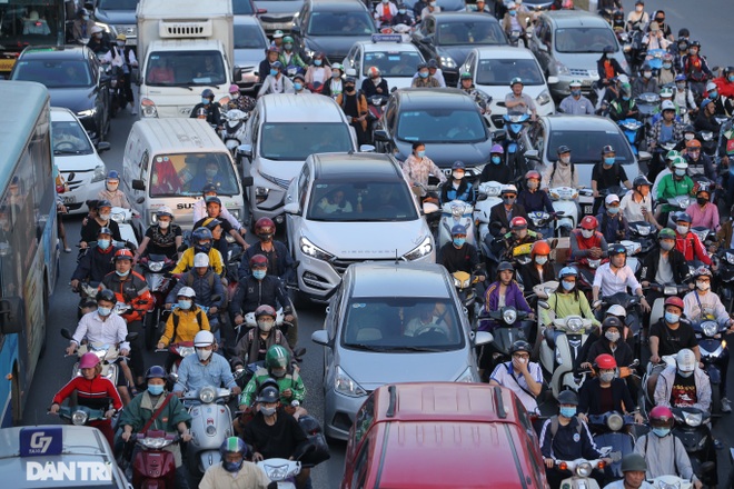 Ngã tư khổ sở tắc vẫn hoàn tắc sau ngày thông xe đường trên cao - 17 Ngã tư khổ sở tắc vẫn hoàn tắc sau ngày thông xe đường trên cao - 17