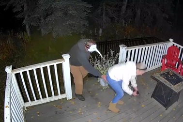 Bày trò để dọa vợ, người đàn ông lĩnh bài học đau đớn