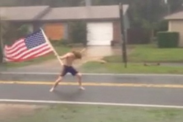 Dân mạng phát sốt với video "người hùng" mang cờ Mỹ đối mặt với bão Matthew